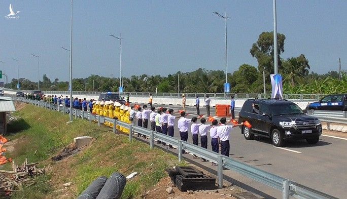 Chủ tịch nước phát lệnh thông xe kỹ thuật tuyến cao tốc Trung Lương - Mỹ Thuận - Ảnh 8.