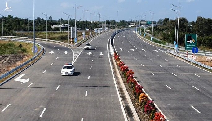 Chủ tịch nước phát lệnh thông xe kỹ thuật tuyến cao tốc Trung Lương - Mỹ Thuận - Ảnh 10.