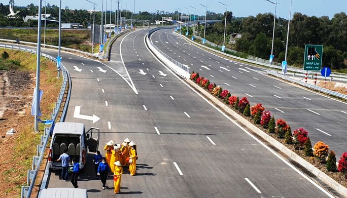 Chủ tịch nước phát lệnh thông xe kỹ thuật tuyến cao tốc Trung Lương - Mỹ Thuận - Ảnh 13.