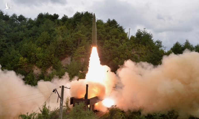 Tên lửa rời bệ phóng trên tàu hỏa ở Triều Tiên hôm 15/9. Ảnh: KCNA.