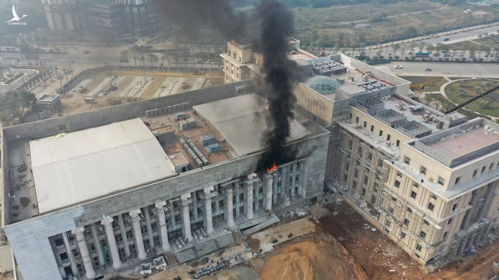 Cháy trụ sở đang hoàn thiện của TAND TP.Hà Nội, khói đen bốc cao hàng chục mét - ảnh 2