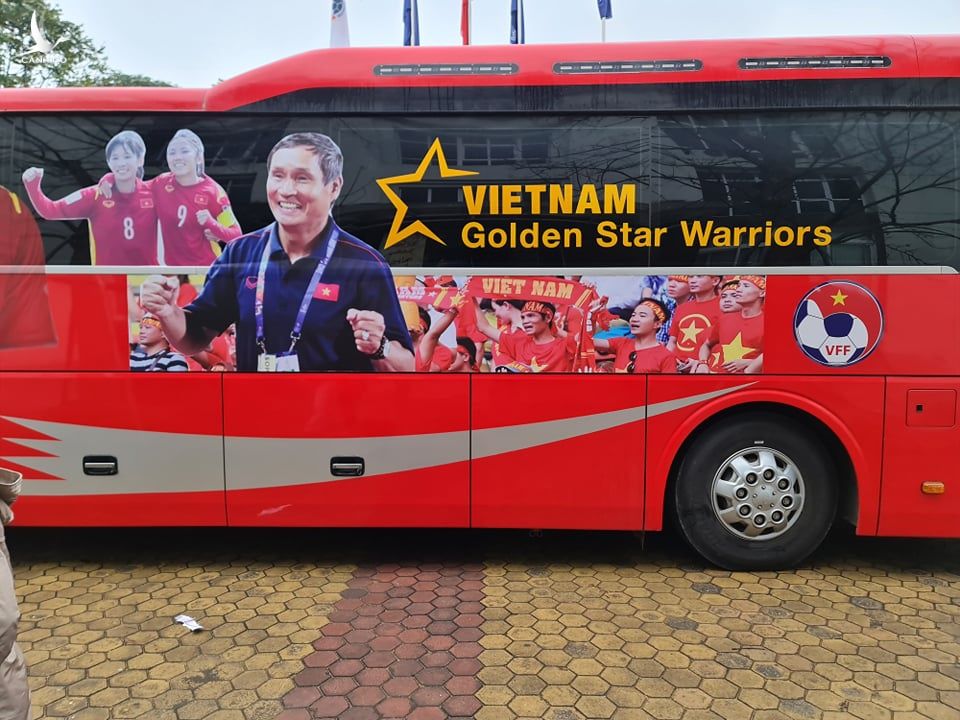 Chào đón tuyển nữ Việt Nam trở về quê hương với suất World Cup lịch sử - ảnh 7