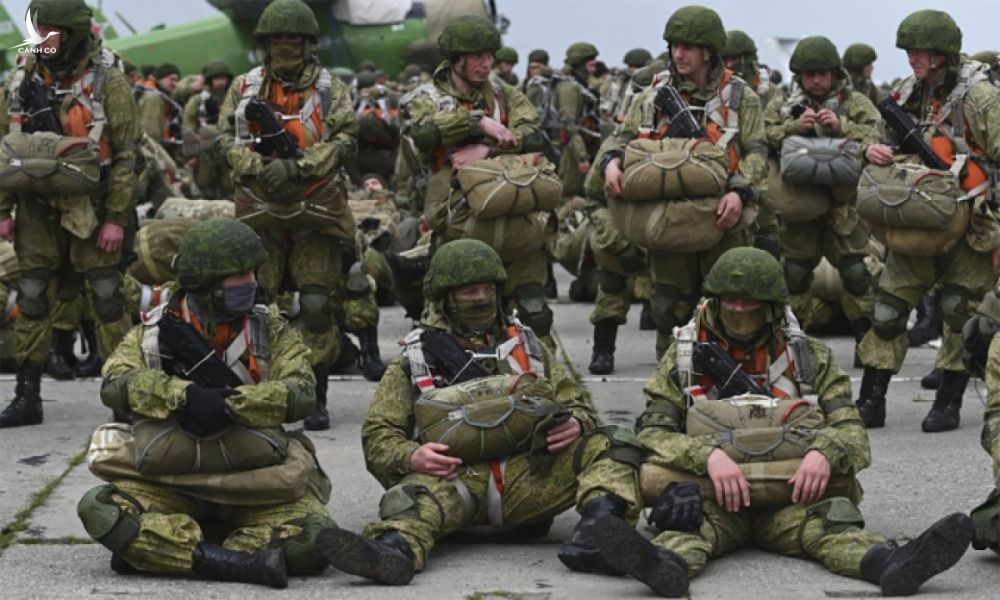 Lính đổ bộ đường không Nga trước cuộc diễn tập tại Taganrog ngày 22/4. Ảnh: AP.