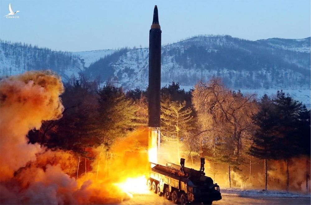 Tên lửa Hwasong-12 của Triều Tiên rời bệ phóng trong thử nghiệm ngày 30/1. Ảnh: KCNA.