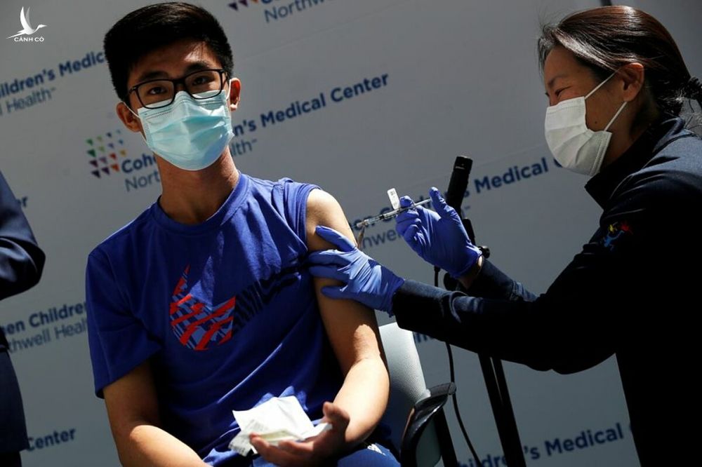 Một cậu bé 15 tuổi tiêm vaccine Covid-19 tại Trung tâm Y tế Nhi Cohen ở New York, Mỹ, ngày 13/5. Ảnh: Reuters