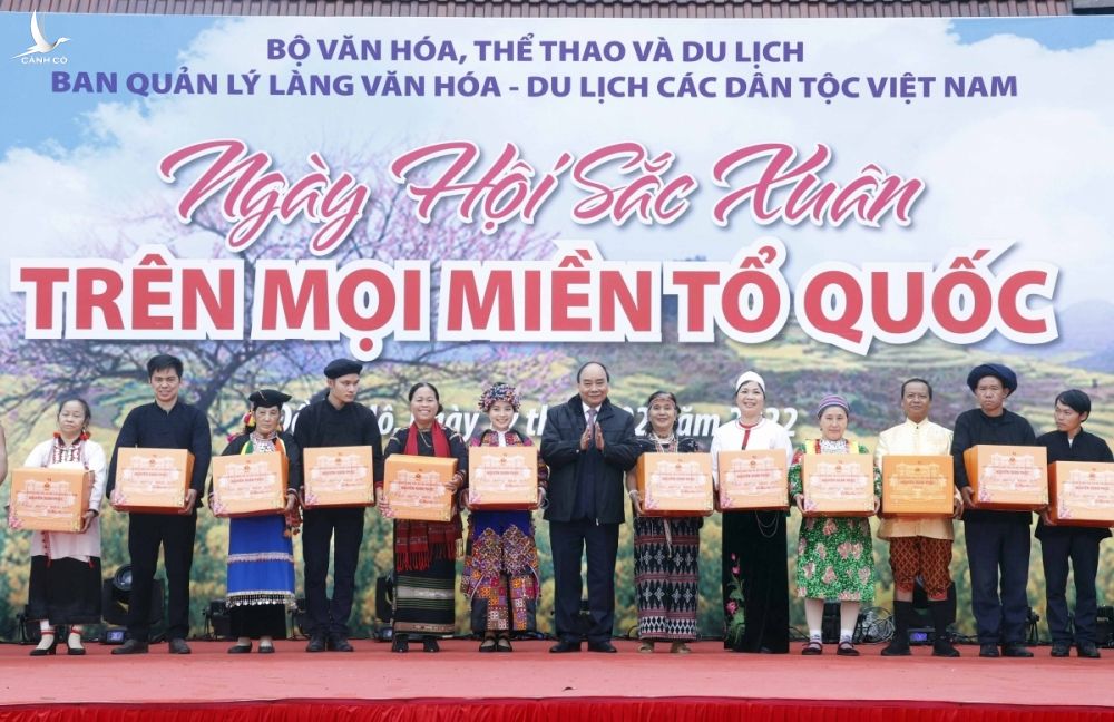 Chủ tịch nước cũng tặng quà cho 22 đại diện các dân tộc thiểu số có mặt tại Làng văn hóa – Du lịch các dân tộc Việt Nam.