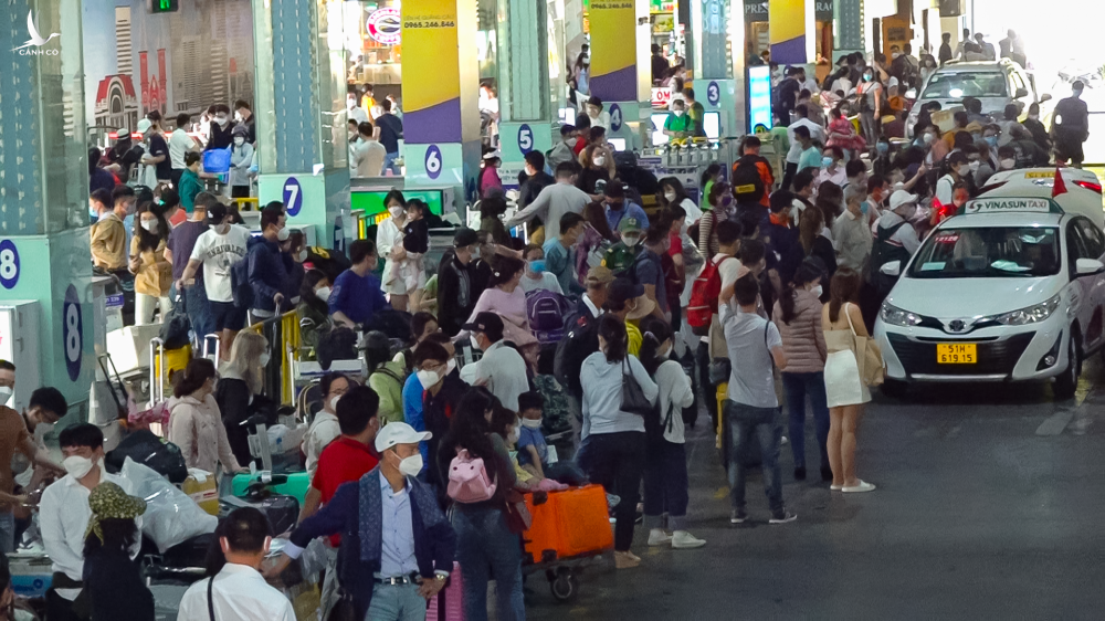 Sân bay Tân Sơn Nhất đông nghẹt, hành khách tranh giành taxi để về nhà - ảnh 1