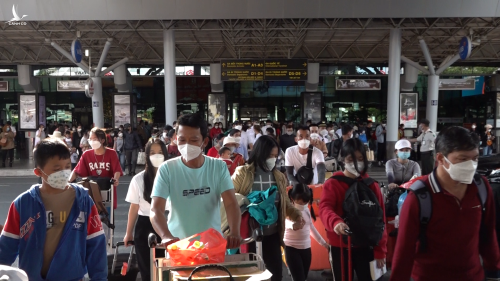 Sân bay Tân Sơn Nhất đông nghẹt, hành khách tranh giành taxi để về nhà - ảnh 3