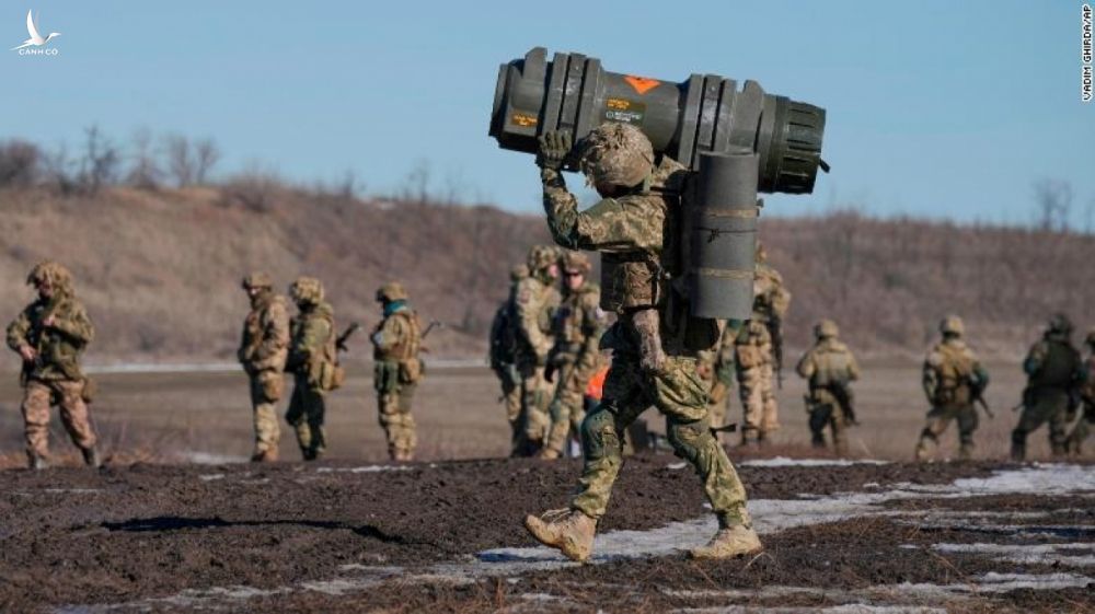 Binh sỹ Ukraine mang tên lửa chống tăng trong một cuộc tập trận ở miền Đông Ukraine ngày 15/2. Ảnh: AP