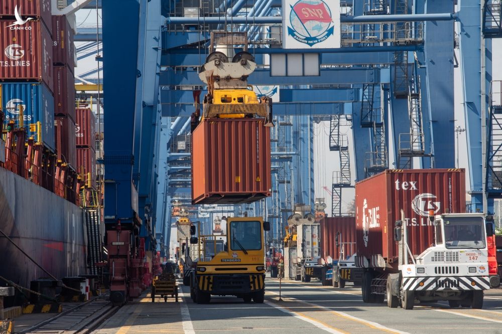 Bốc dỡ, vận chuyển hàng hóa tại cảng Cái Lái, TP HCM, ngày 24/12/2021. Ảnh: Thành Nguyễn