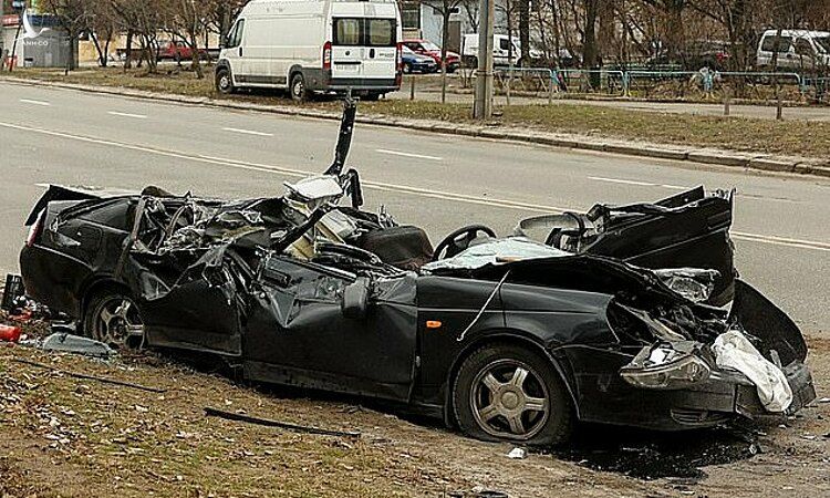 Chiếc ôtô bị cán bẹp trên đường phố Kiev ngày 25/2 bởi xe phòng không. Ảnh: NurPhoto.