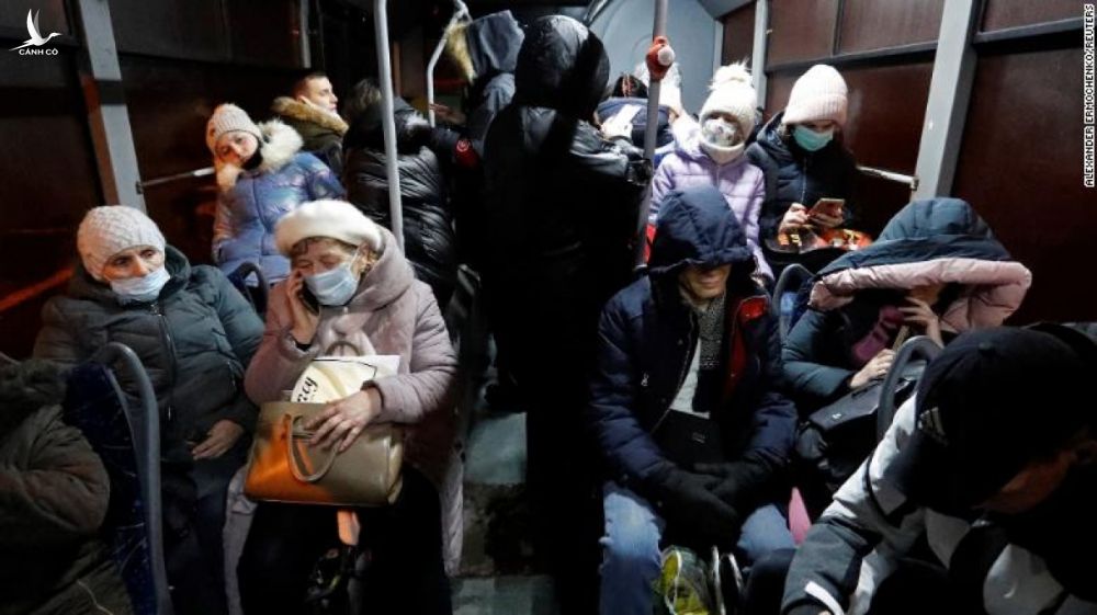 Người dân Donestk trên chuyến xe buýt sơ tán sang Nga ngày 18/2/2022. Ảnh: Reuters