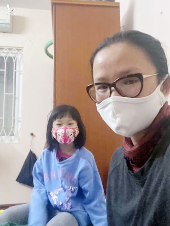 Chị Hiền cùng con gái thứ hai là F0 tự điều trị tại nhà, đầu tháng 2/2022. Ảnh: Nhân vật cung cấp