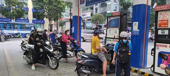 TP.HCM: Sẽ rút giấy phép cửa hàng xăng dầu găm hàng chờ tăng giá - Ảnh 1. TP.HCM: Sẽ rút giấy phép cửa hàng xăng dầu găm hàng chờ tăng giá - Ảnh 1.