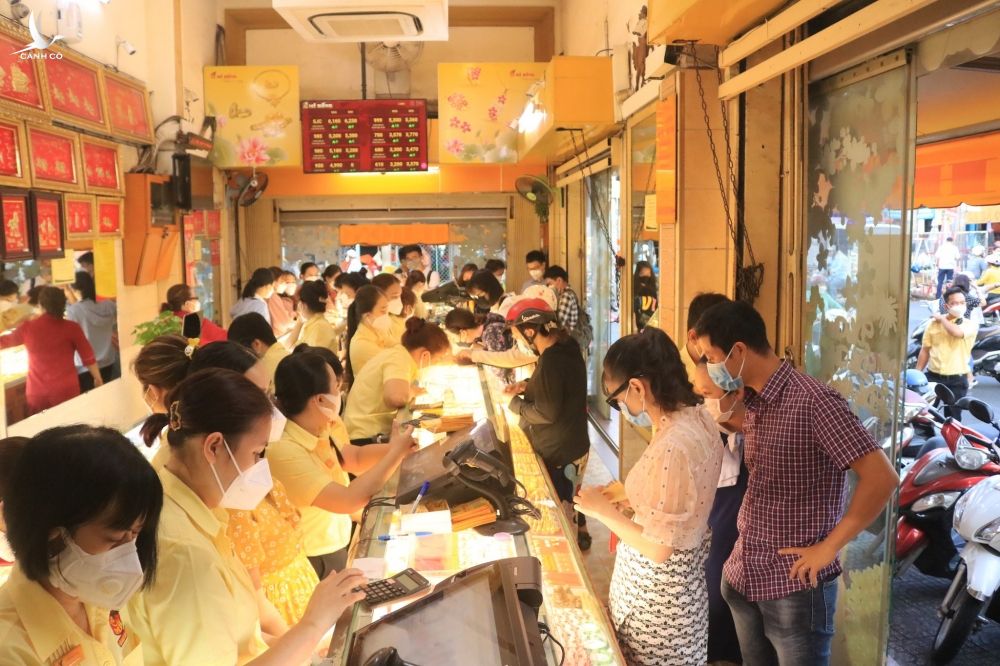 Nhiều người Sài Gòn thức sớm đi mua vàng vía Thần Tài, 6 giờ tiệm vàng đông nghẹt - ảnh 1