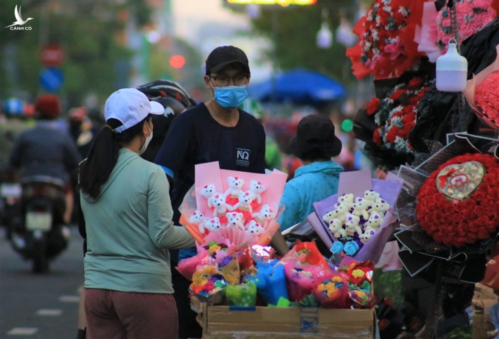 Lễ tình nhân Valentine 14.2: ‘Con đường tình yêu’ Sài Gòn ngập hoa, quà chờ các cặp đôi - ảnh 2