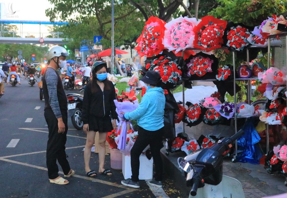 Lễ tình nhân Valentine 14.2: ‘Con đường tình yêu’ Sài Gòn ngập hoa, quà chờ các cặp đôi - ảnh 13