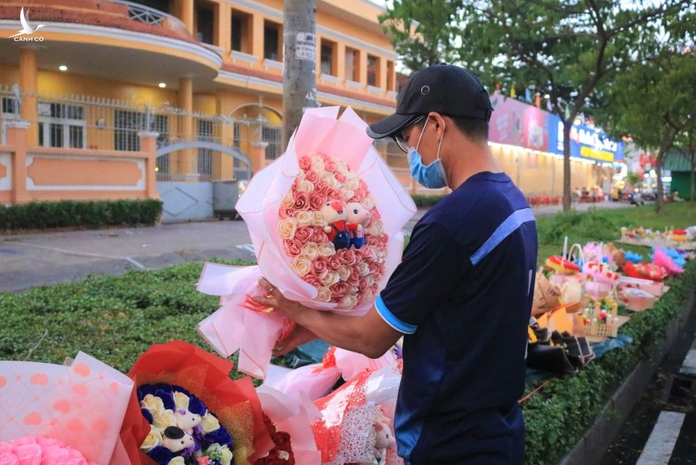 Lễ tình nhân Valentine 14.2: ‘Con đường tình yêu’ Sài Gòn ngập hoa, quà chờ các cặp đôi - ảnh 5