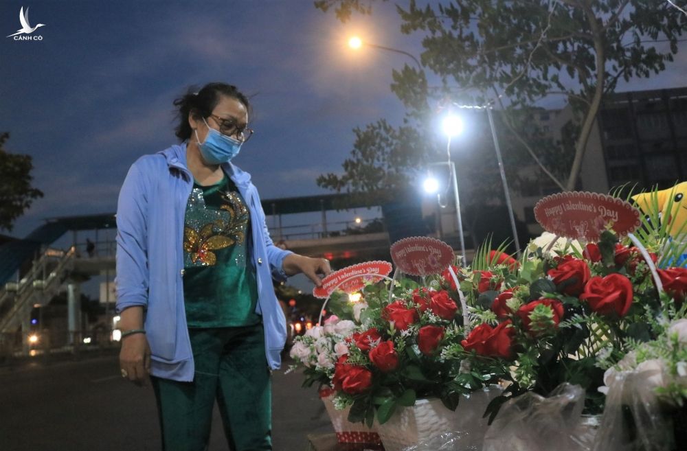 Lễ tình nhân Valentine 14.2: ‘Con đường tình yêu’ Sài Gòn ngập hoa, quà chờ các cặp đôi - ảnh 9