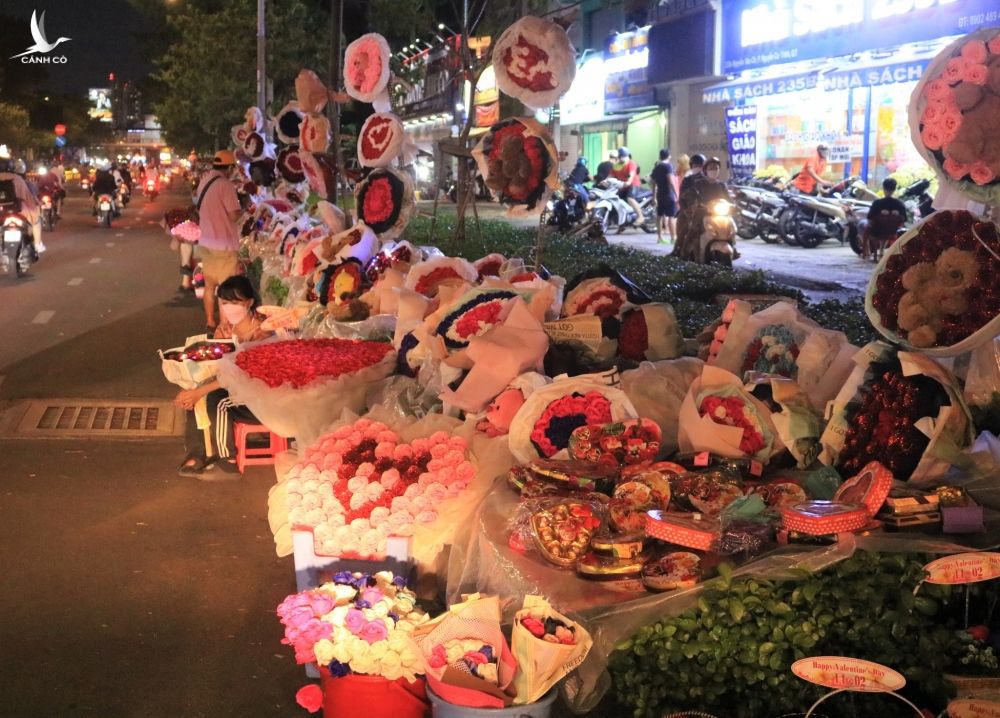 Lễ tình nhân Valentine 14.2: ‘Con đường tình yêu’ Sài Gòn ngập hoa, quà chờ các cặp đôi - ảnh 12