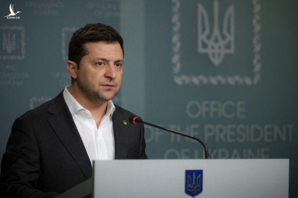 Ukraine ban bố sắc lệnh tổng động viên, cấm nam giới 18-60 tuổi rời đất nước - Ảnh 1.