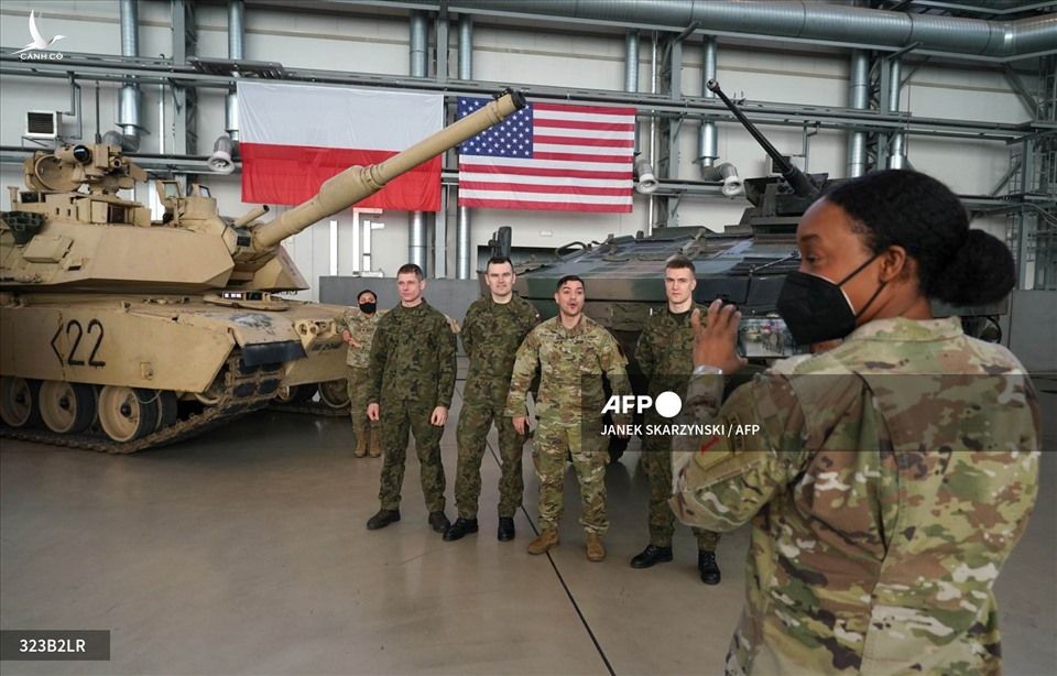 Binh sĩ Mỹ và Ba Lan trước cuộc gặp Bộ trưởng Quốc phòng Mỹ và Bộ trưởng Quốc phòng Ba Lan tại căn cứ quân sự gần Powidz, miền trung Ba Lan tháng 2.2022. Ảnh: AFP