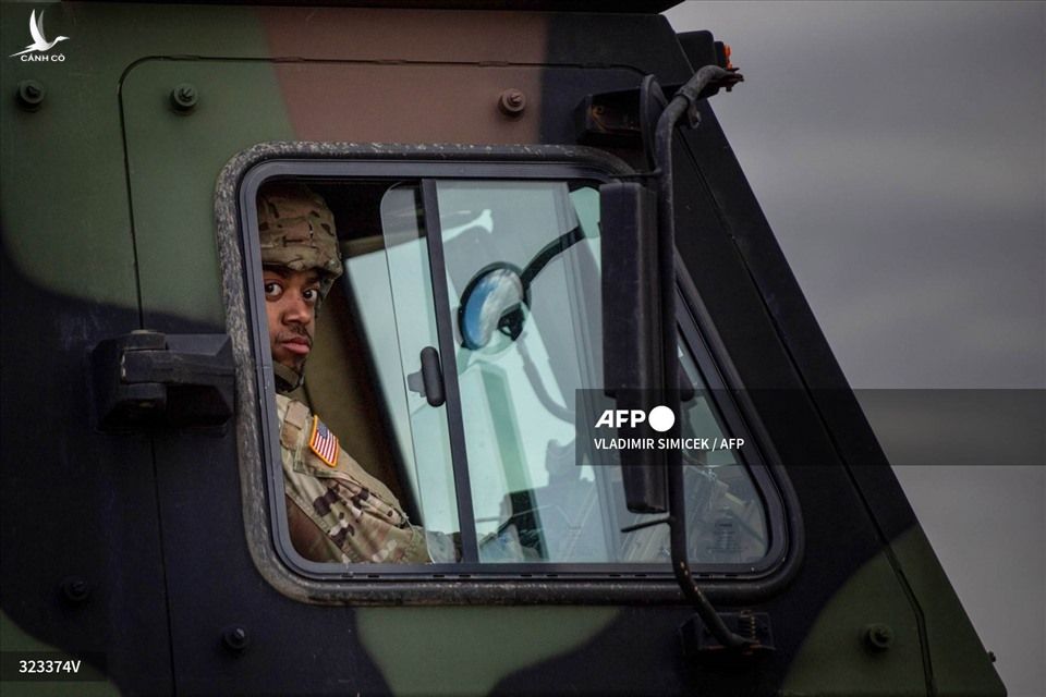 Binh sĩ Mỹ trên xe chạy tại căn cứ không quân Kuchyna, Slovakia, tham gia cuộc tập trận của NATO hồi tháng 2. Ảnh: AFP