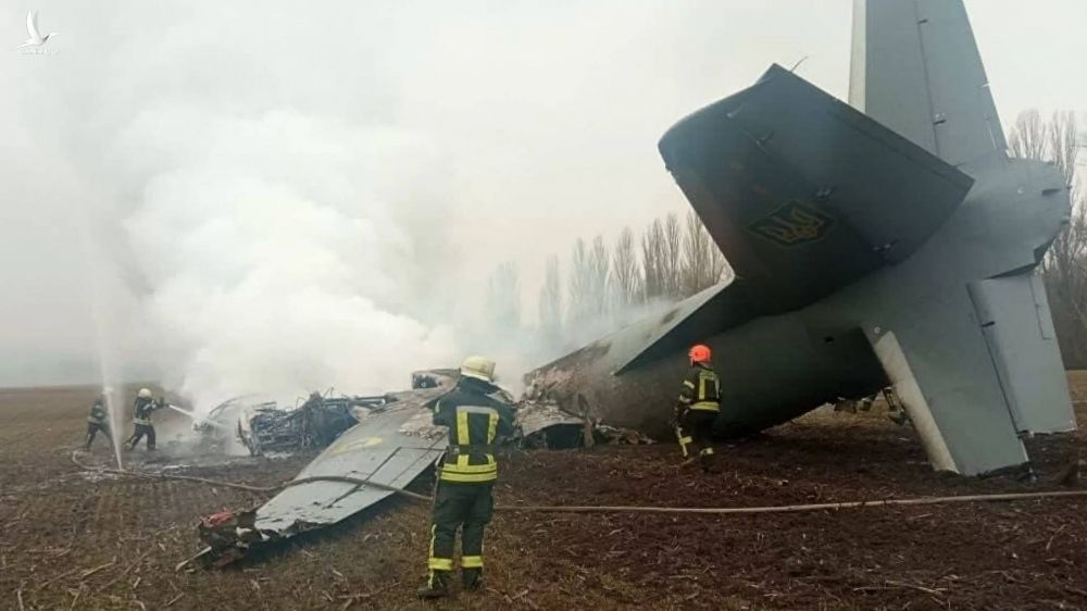 Vận tải cơ An-26 Ukraine bị bắn rơi hôm 24/2. Ảnh: Twitter/EhaNews.