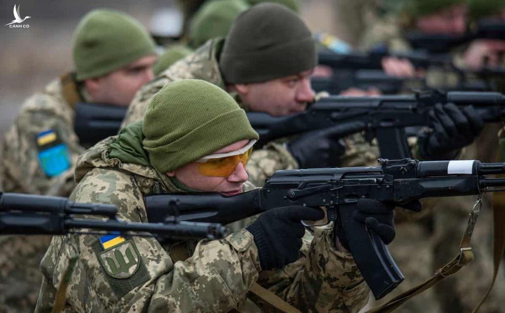 NÓNG: Tổng thống Ukraine ra lệnh gọi quân dự bị - Toàn bộ người từ 18 - 60 tuổi nhập ngũ!