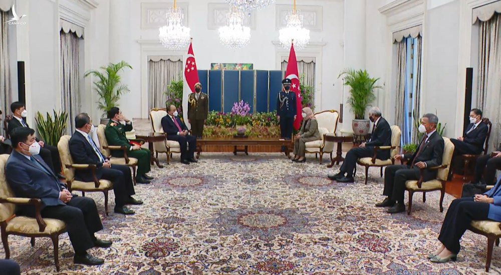 Chủ tịch nước Nguyễn Xuân Phúc và Tổng thống Singapore Halimah Yacob hội kiến.