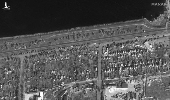 Hình ảnh vệ tinh cho thấy quân Nga tập trung gần nhà máy thủy điện Ukraine - ảnh 1