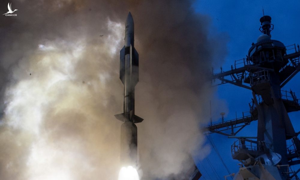 Tên lửa SM-6 phóng từ tàu chiến Mỹ trong đợt thử nghiệm năm 2014. Ảnh: US Navy.