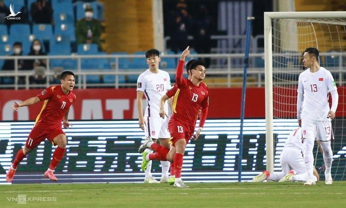 Tấn Tài (số 13) mừng bàn mở tỷ số phút thứ chín, ở trận thắng Trung Quốc 3-1 trên sân Mỹ Đình tối 1/2. Ảnh: Lâm Thoả
