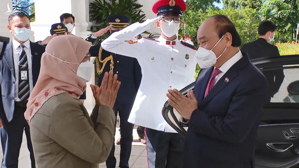 Tổng thống Singapore Halimah Yacob và Phu quân chủ trì lễ đón trọng thể Chủ tịch nước Nguyễn Xuân Phúc và Phu nhân.