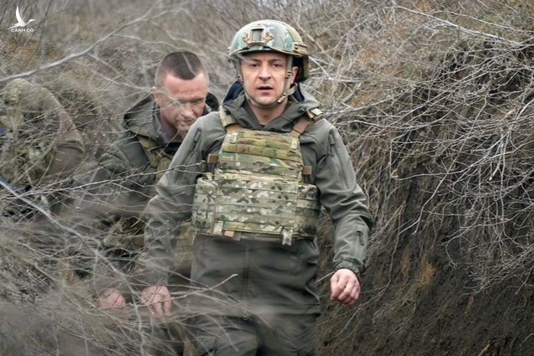 Sự bình tĩnh hiếm thấy của Tổng thống Ukraine trước nguy cơ xung đột cận kề - 1