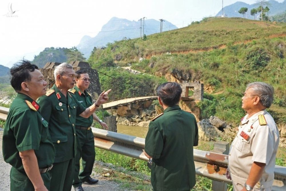 Thiếu tướng Nguyễn Đức Huy (thứ hai từ trái sang) thăm lại chiến trường xưa ở Hà Giang năm 2013. Ảnh: Laodong.