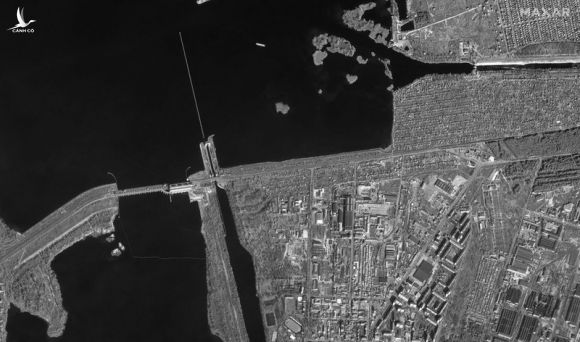 Hình ảnh vệ tinh cho thấy quân Nga tập trung gần nhà máy thủy điện Ukraine - ảnh 2