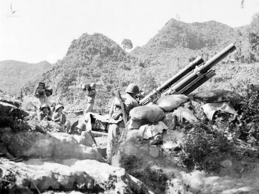 Chiến sỹ tiểu đoàn pháo binh mặt trận Hà Tuyên sẵn sàng chiến đấu. (Ảnh: Minh Lộc/TTXVN)