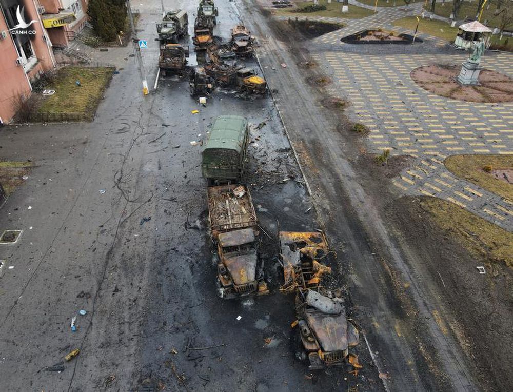 Reuters: Xe quân sự Nga bị phá hủy nằm la liệt khắp các đường phố ở Ukraine - Ảnh 2.