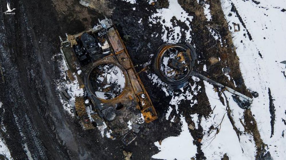 Reuters: Xe quân sự Nga bị phá hủy nằm la liệt khắp các đường phố ở Ukraine - Ảnh 3.