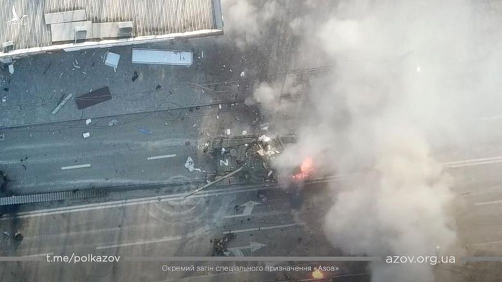 Reuters: Xe quân sự Nga bị phá hủy nằm la liệt khắp các đường phố ở Ukraine - Ảnh 4.