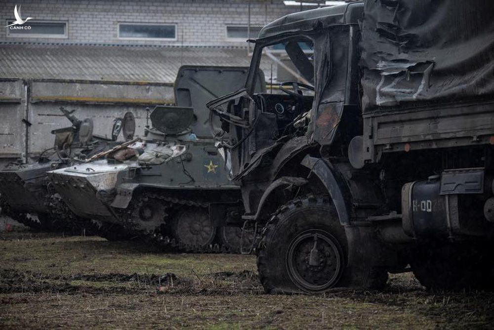 Reuters: Xe quân sự Nga bị phá hủy nằm la liệt khắp các đường phố ở Ukraine - Ảnh 6.