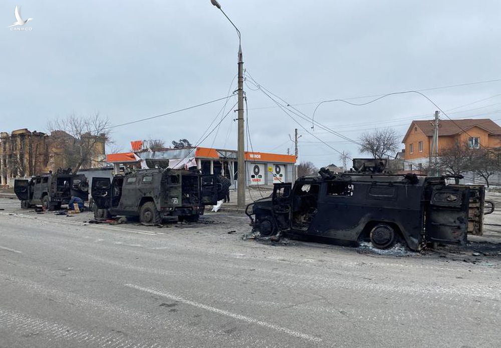 Reuters: Xe quân sự Nga bị phá hủy nằm la liệt khắp các đường phố ở Ukraine - Ảnh 8.