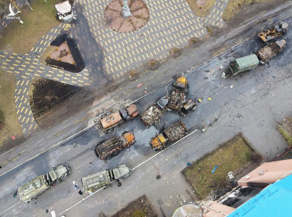 Reuters: Xe quân sự Nga bị phá hủy nằm la liệt khắp các đường phố ở Ukraine - Ảnh 9.