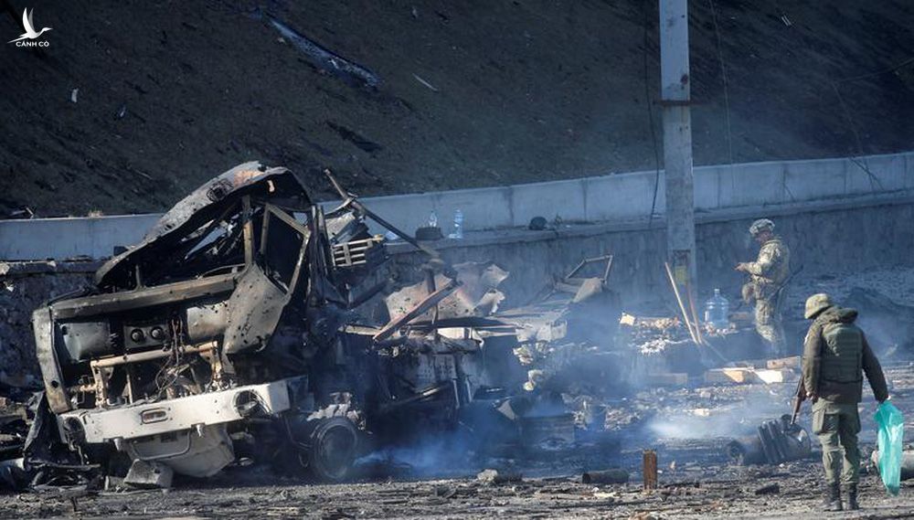 Reuters: Xe quân sự Nga bị phá hủy nằm la liệt khắp các đường phố ở Ukraine - Ảnh 10.