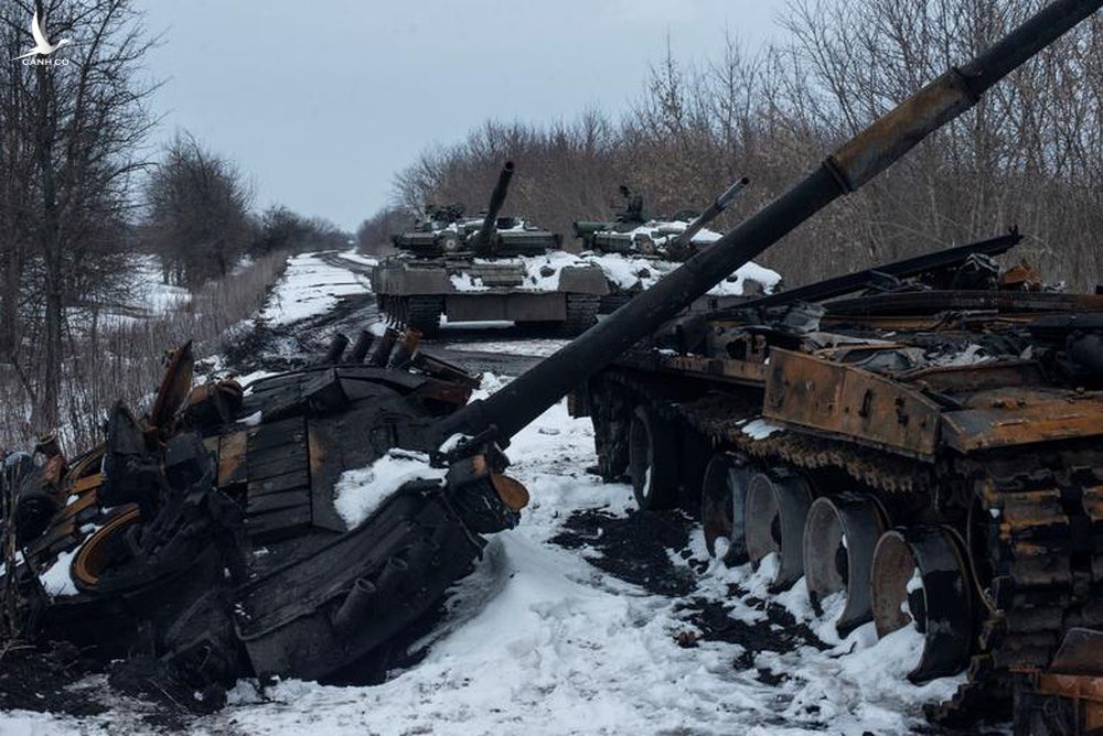 Reuters: Xe quân sự Nga bị phá hủy nằm la liệt khắp các đường phố ở Ukraine - Ảnh 12.