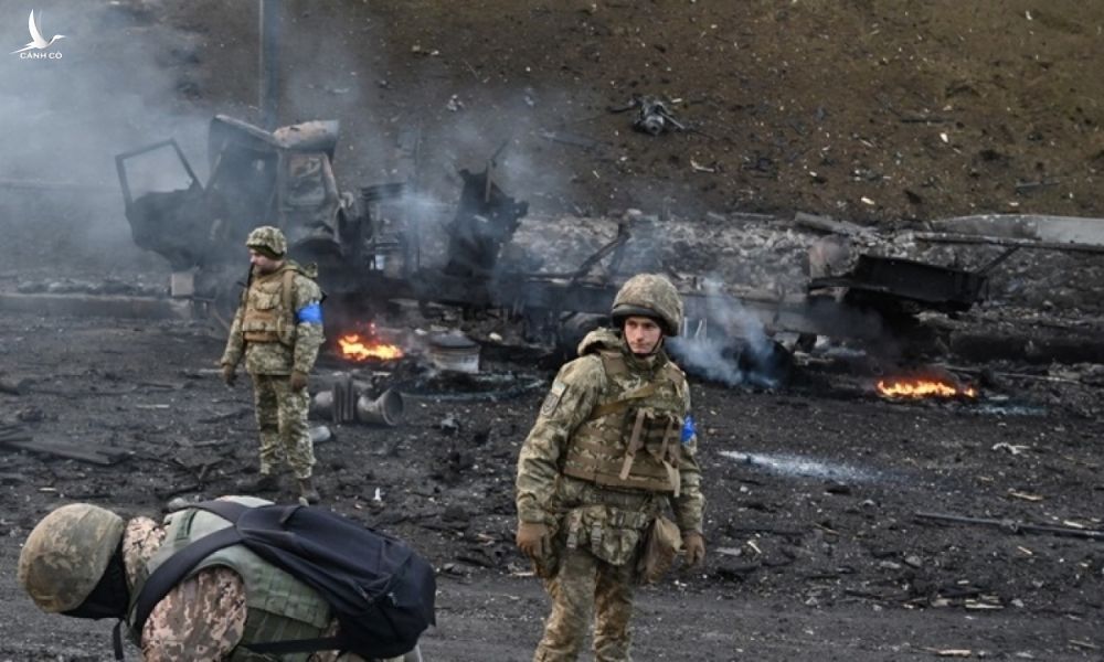 Các binh sĩ Ukraine thu thập các quả đạn chưa nổ sau khi giao tranh với quân đội Nga tại thủ đô Kiev sáng 26/2. Ảnh: AFP.