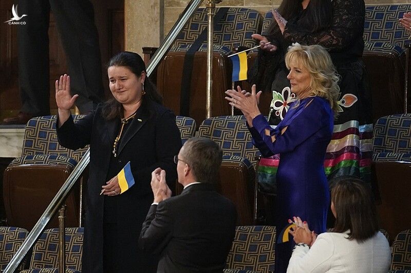 Đại sứ Ukraine tại Mỹ Oksana Markarova (ngoài cùng bên trái) đứng cạnh Đệ nhất phu nhân Jill Biden khi Tổng thống Biden đọc thông điệp liên bang tối 1/3. Ảnh: AFP.