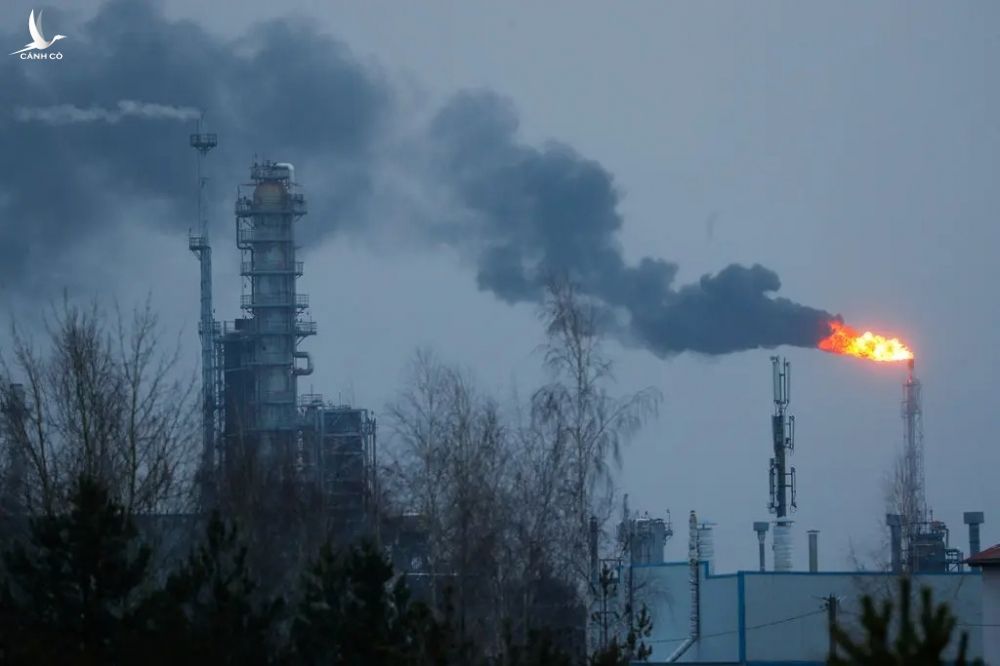 Một nhà máy lọc dầu ở Belarus. Ảnh: Reuters