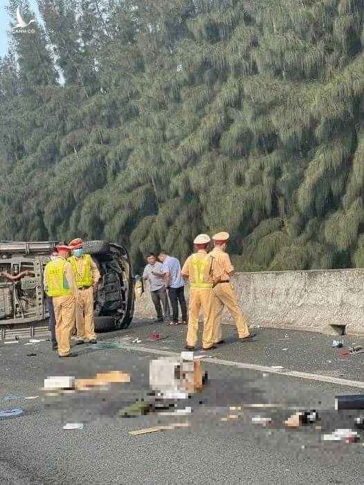 Hiện trường vụ tai nạn lật xe chở Phó chủ tịch UBND TP.HCM trên cao tốc - Ảnh 4.
